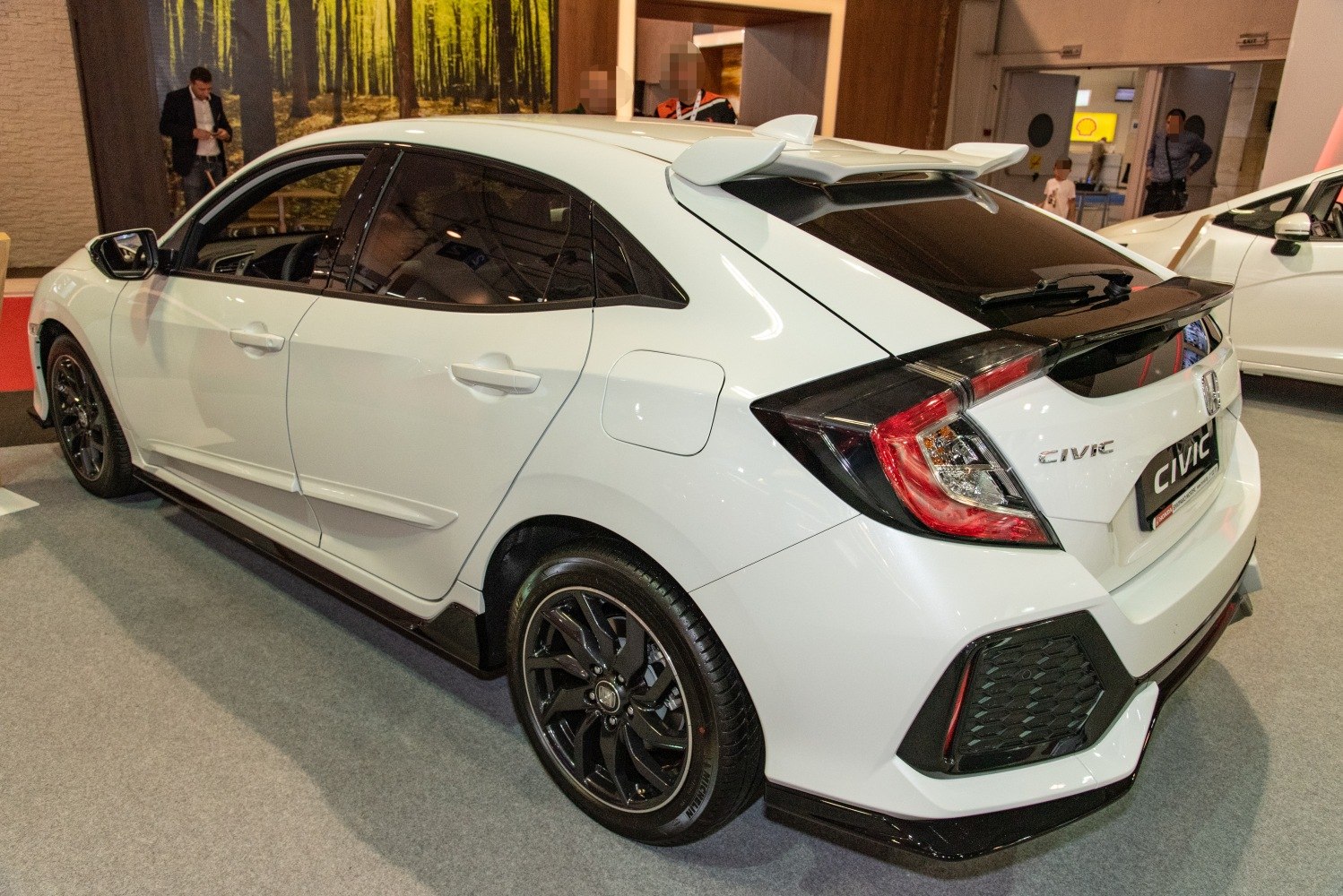 Sporty rear side with spoiler and black alloy wheels