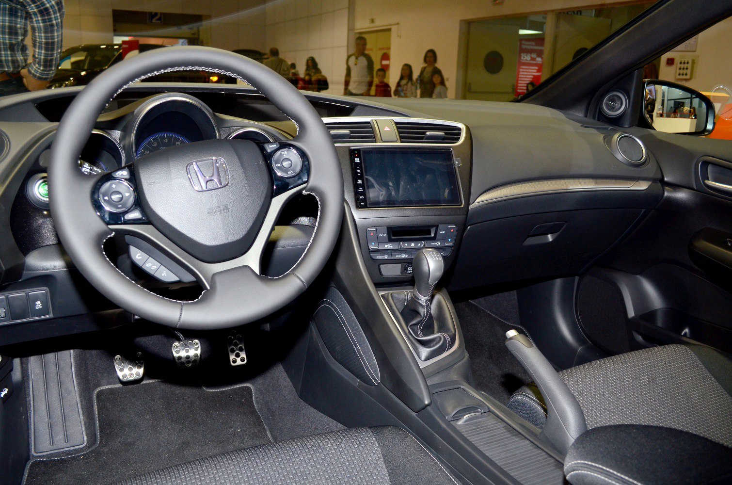 Manual gear shift, multifunction steering wheel, modern dashboard
