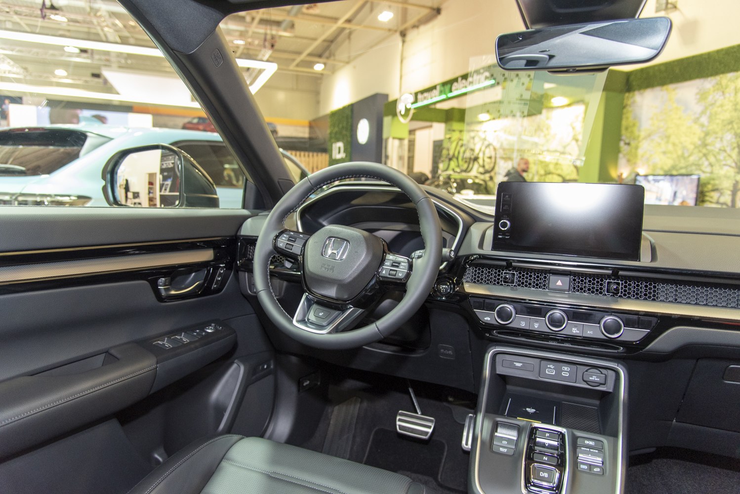 Dashboard, steering wheel, center console with digital display and control buttons