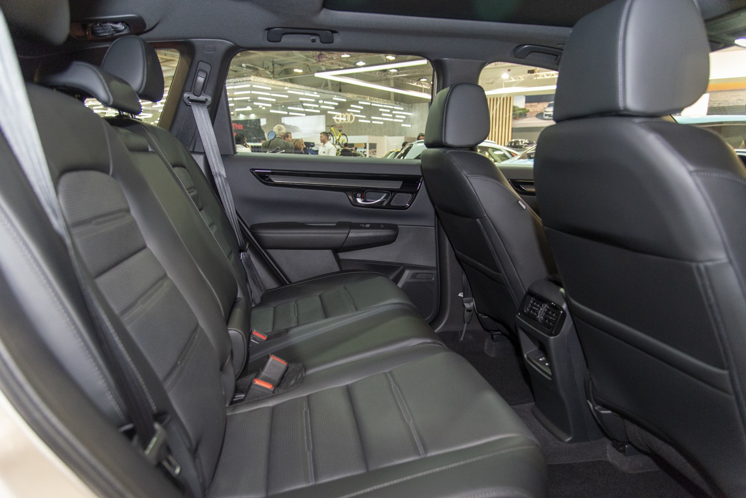 Black leather rear seats with rear air conditioning vents