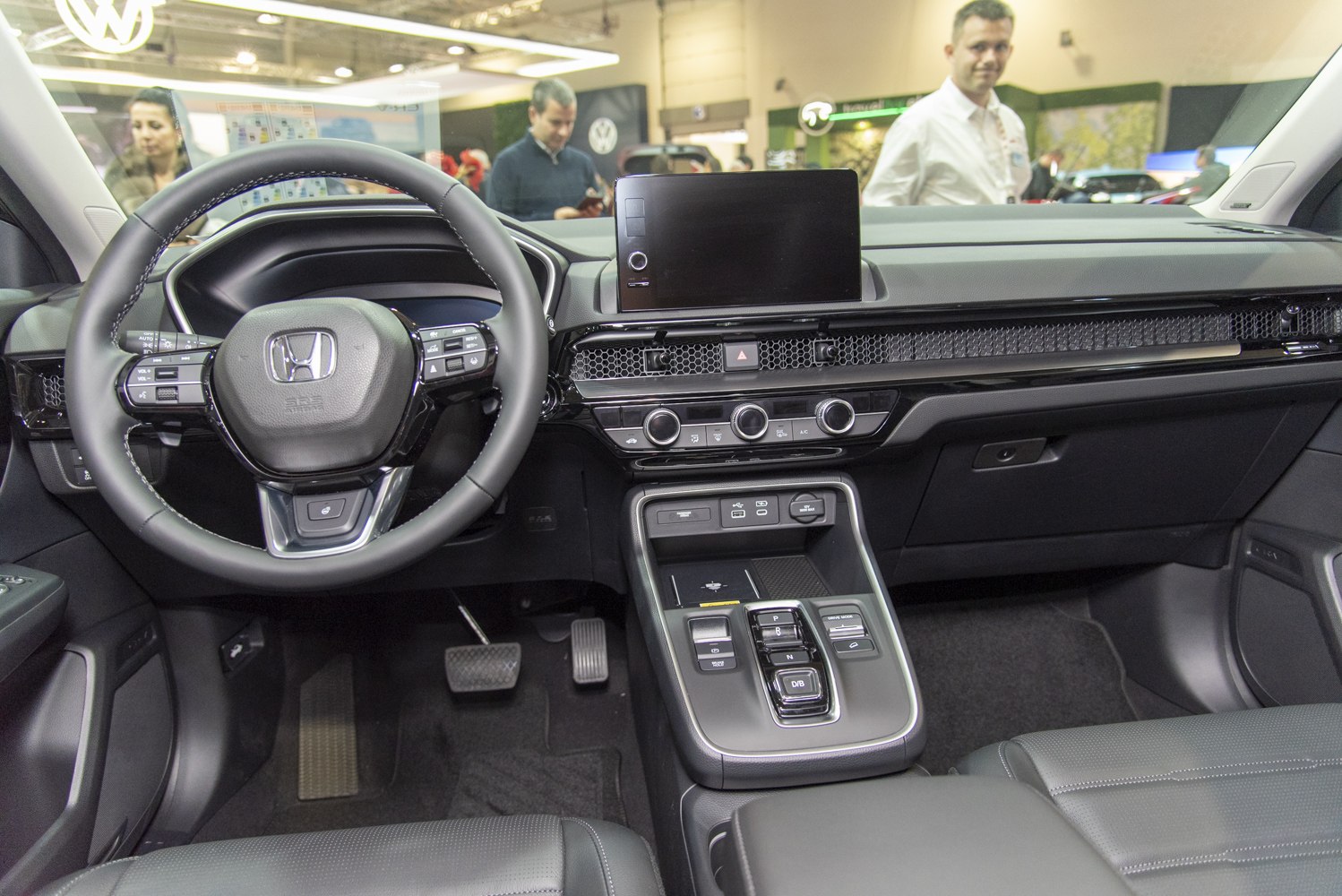 Steering wheel, digital instrument cluster, touchscreen, push-button gear selector