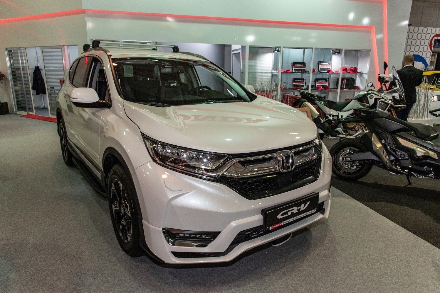 Front profile with LED headlights and chrome grille