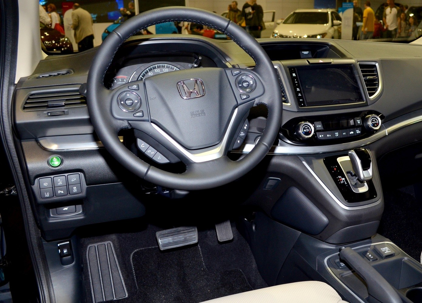 Steering wheel, dashboard, infotainment system, gear shifter