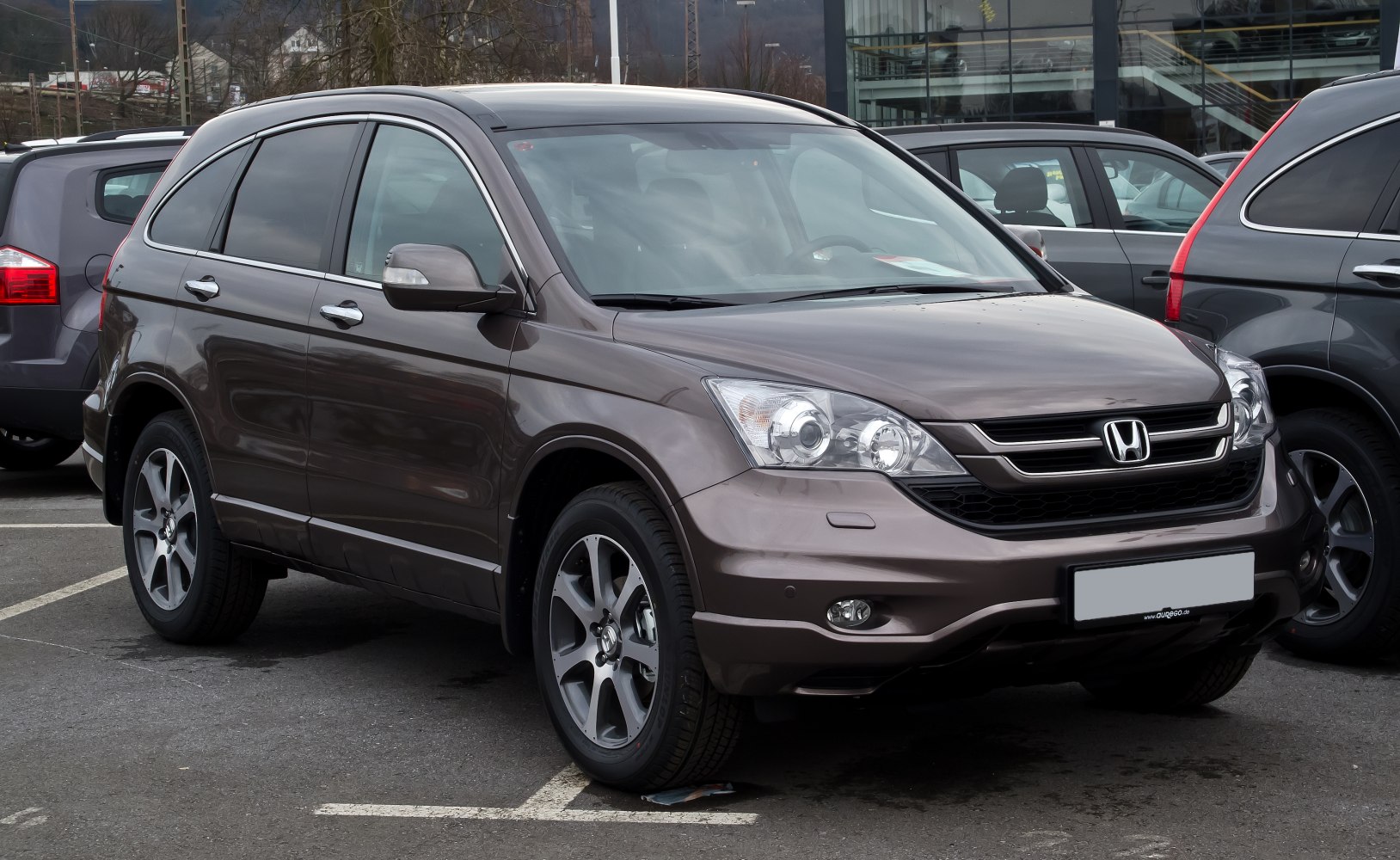 Front-side view of an SUV with facelifted headlights and alloy wheels.