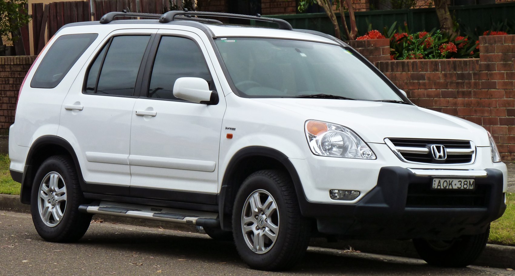 White SUV with roof rails and side steps