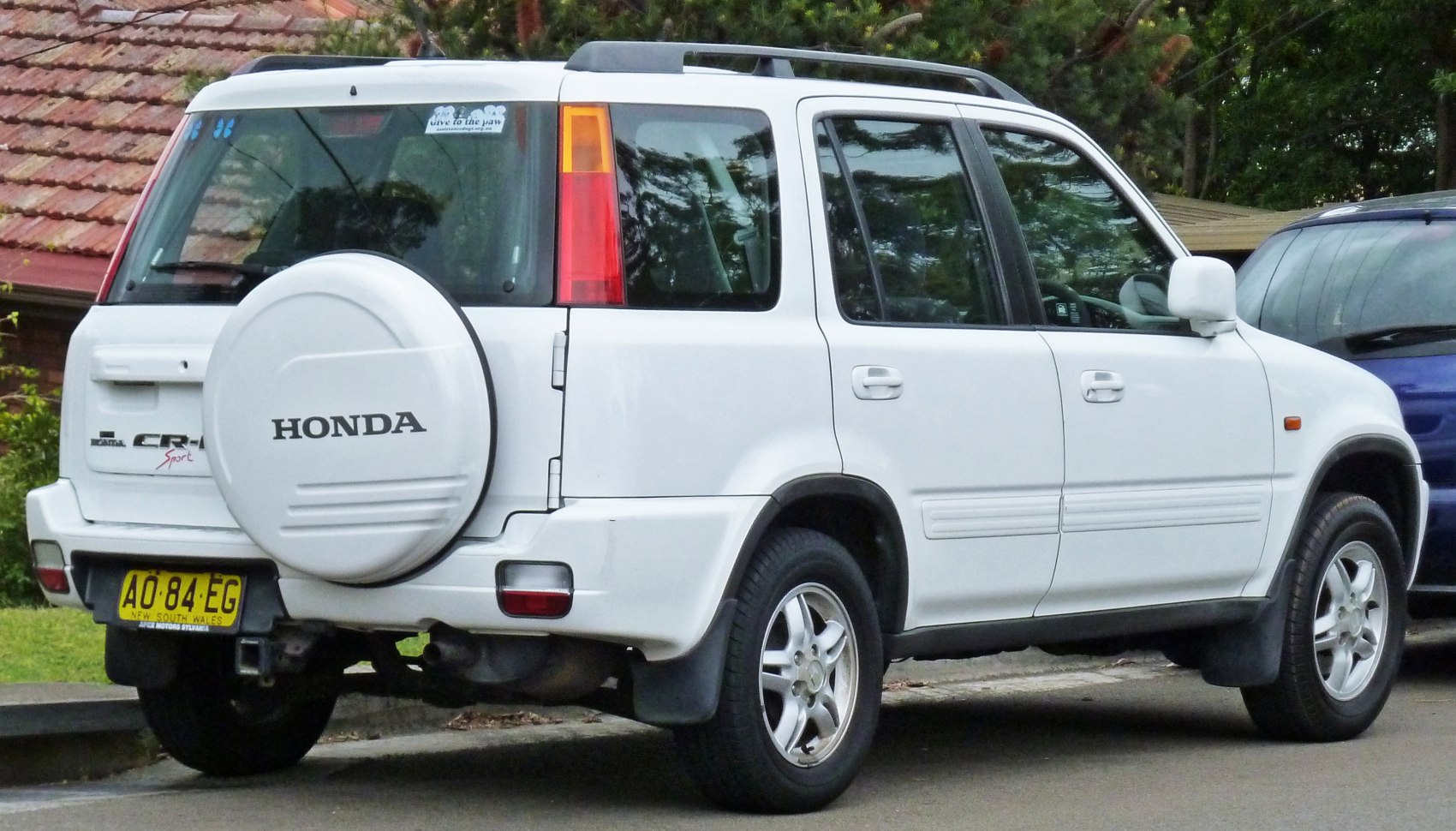 Rear side view with spare wheel cover and vertical taillights