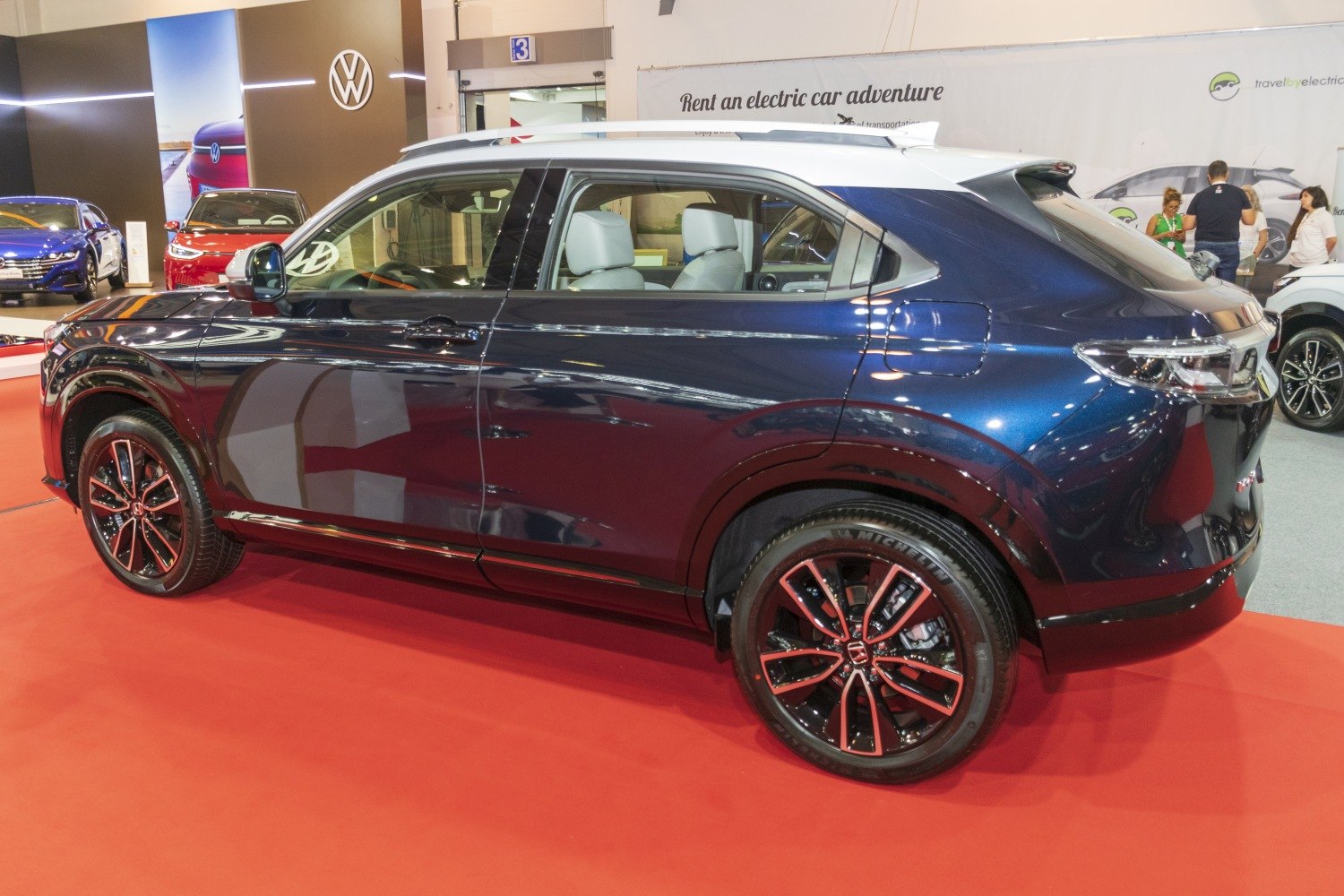Side view of a modern SUV with two-tone roof and sporty alloy wheels