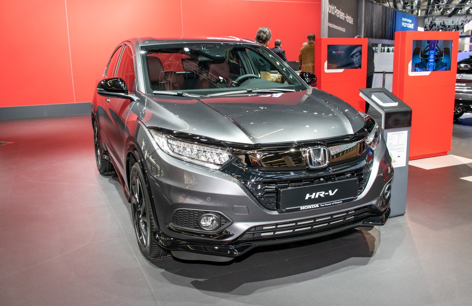 Front with LED headlights and sporty bumper