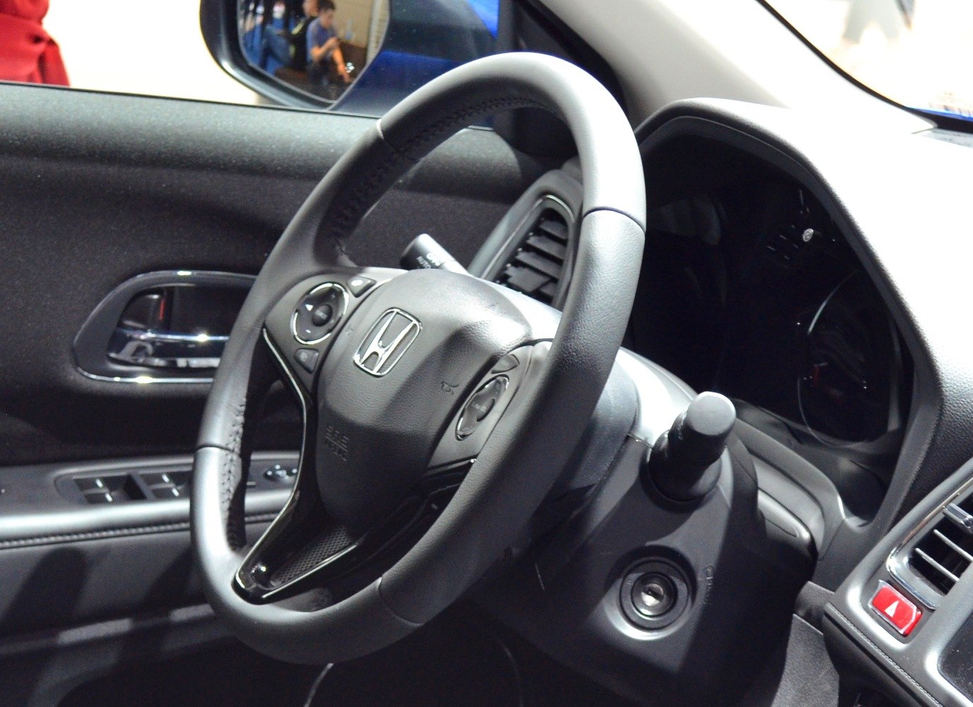 Steering wheel with control buttons and dashboard instrument cluster