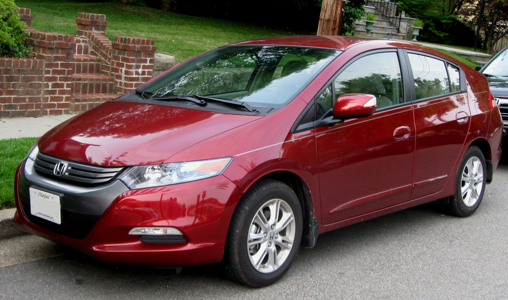 Front-side view of hybrid hatchback with aerodynamic design and alloy wheels