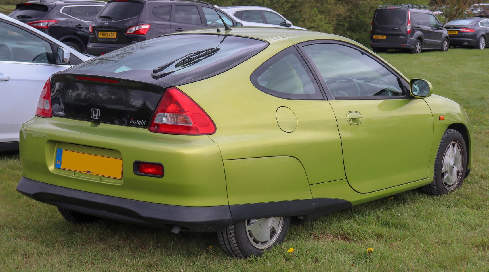 Aerodynamic rear side profile with unique tail lights