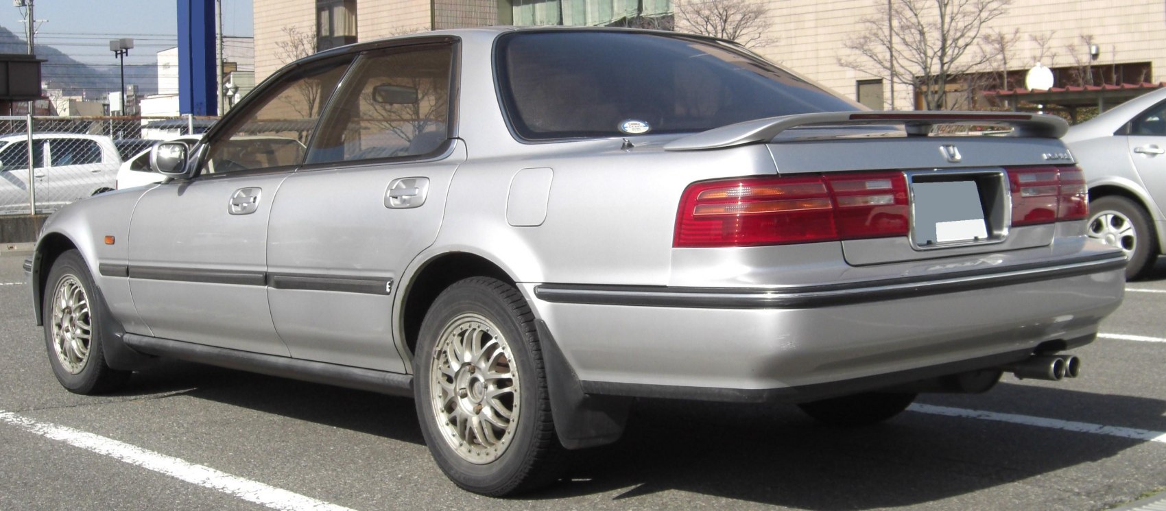 Rear side view with rear spoiler and alloy wheels