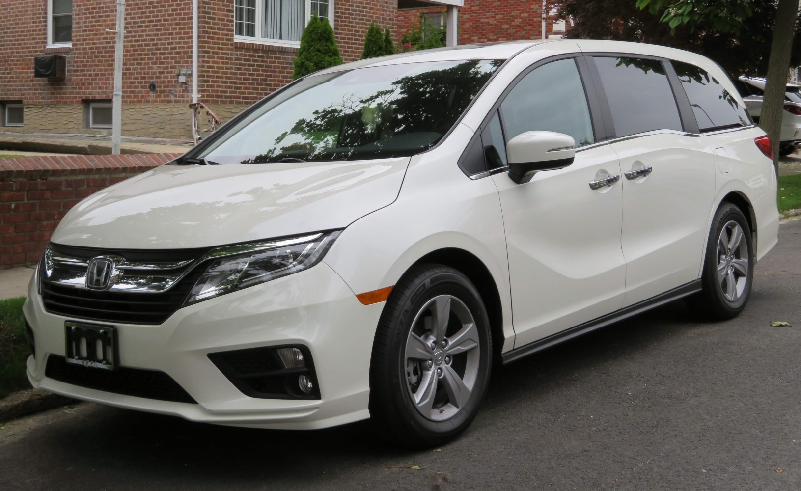 Front side view with headlights and body contours
