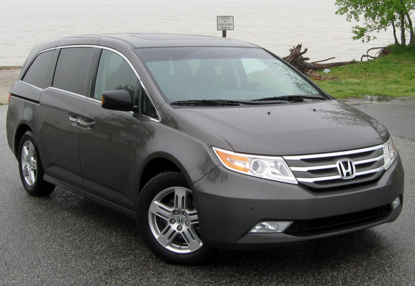 Minivan front-side view with chrome grille and alloy wheels