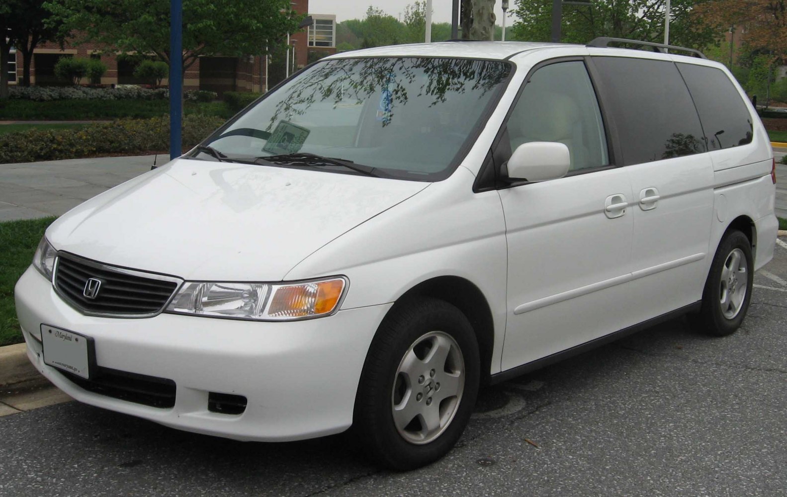 1999 Honda Odyssey II minivan front and side exterior view