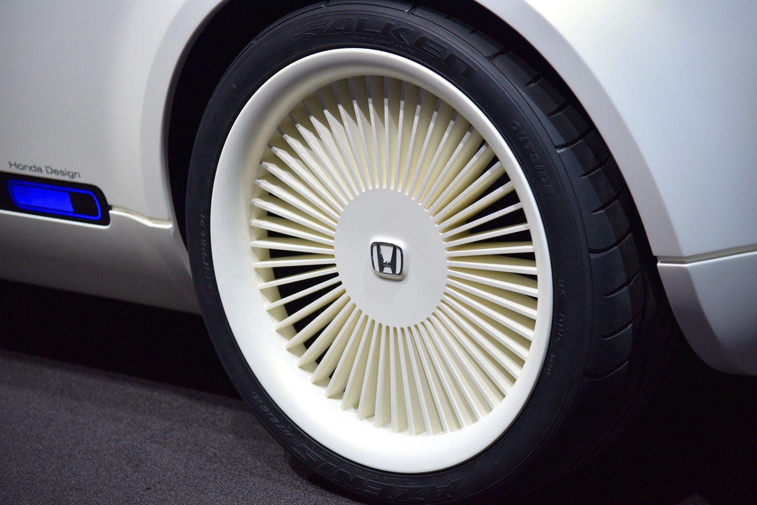 Innovative aerodynamic wheel design with radial spokes and Honda emblem