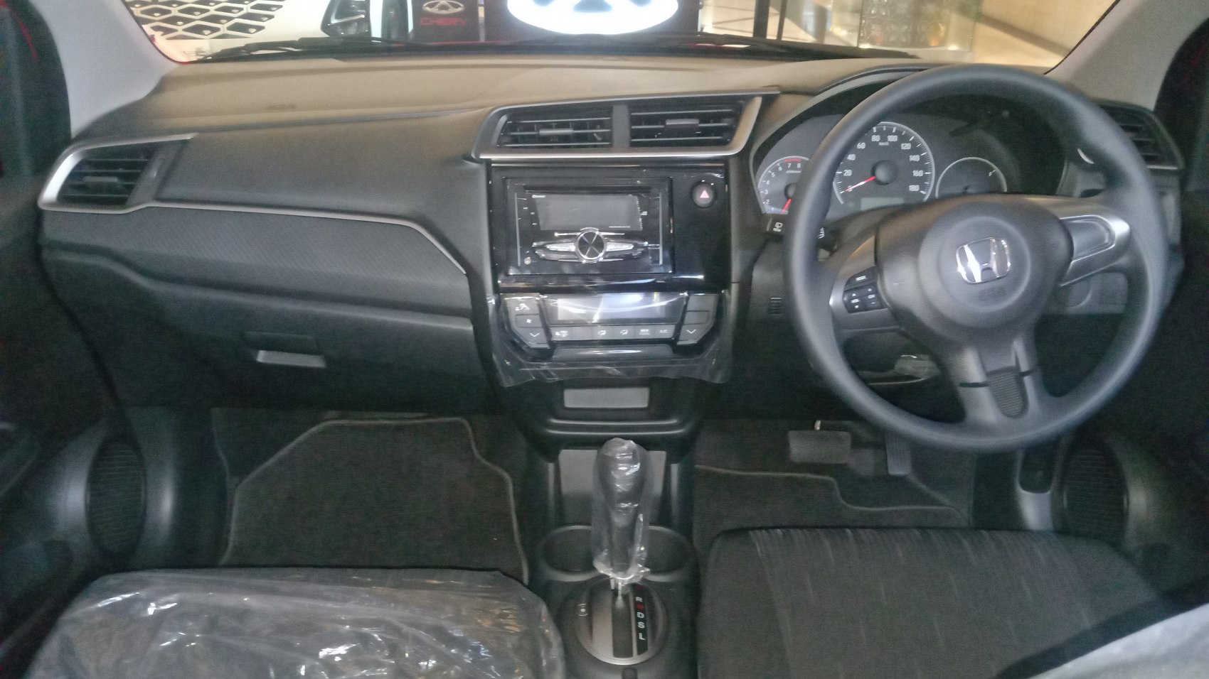 Dashboard, steering wheel, automatic gear shift, and central control panel