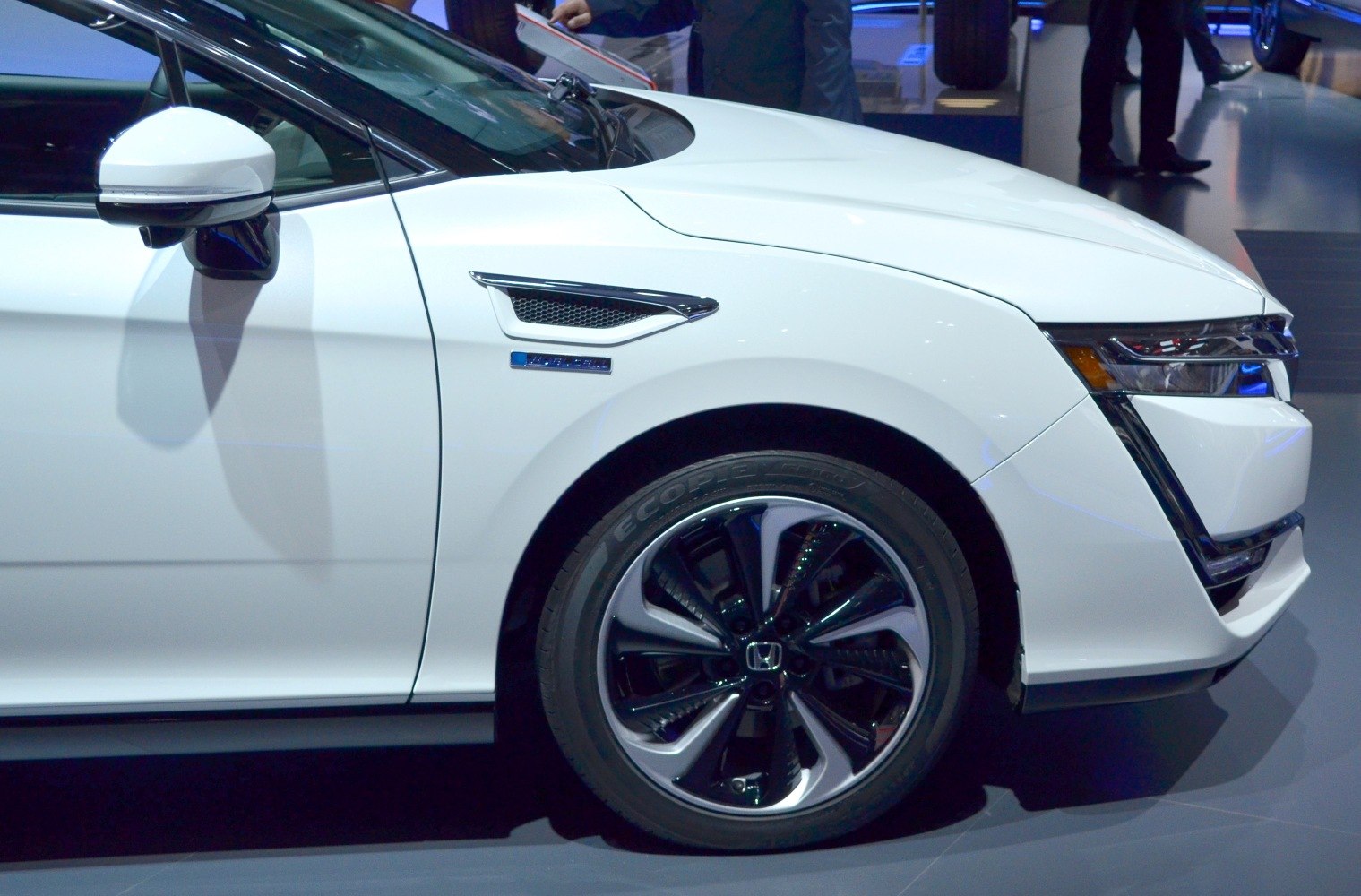Front side profile and alloy wheel design with aerodynamic side vent
