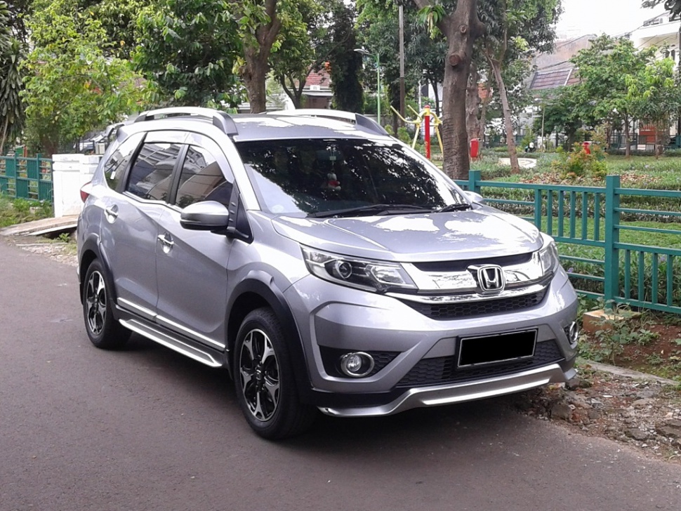 Silver MPV front three-quarter view with roof rails and alloy wheels