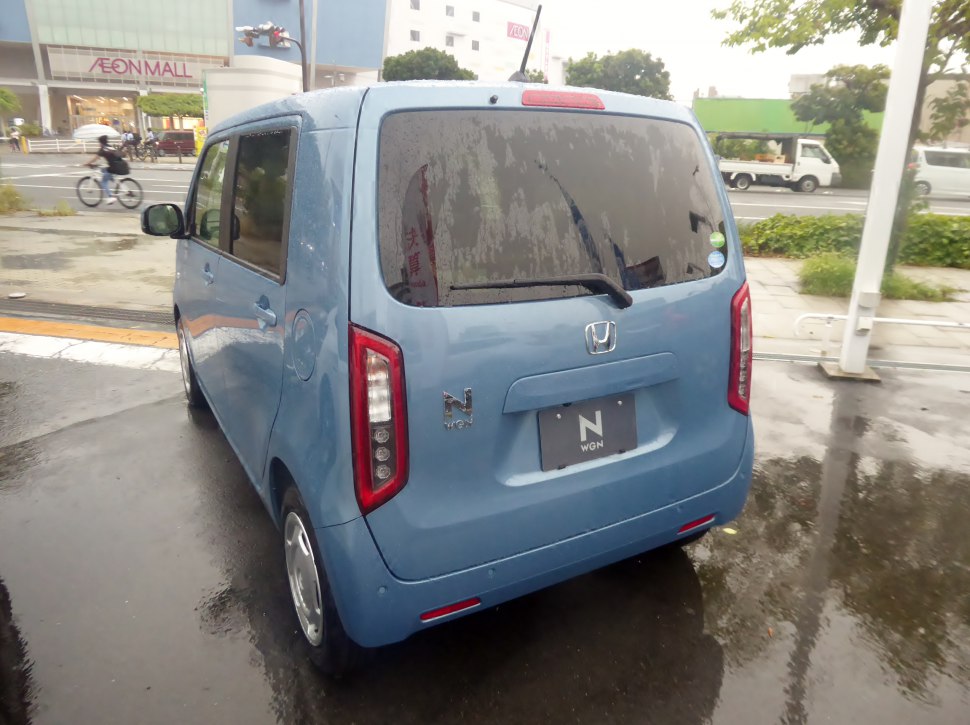 Compact rear view with vertical tail lights and rear wiper