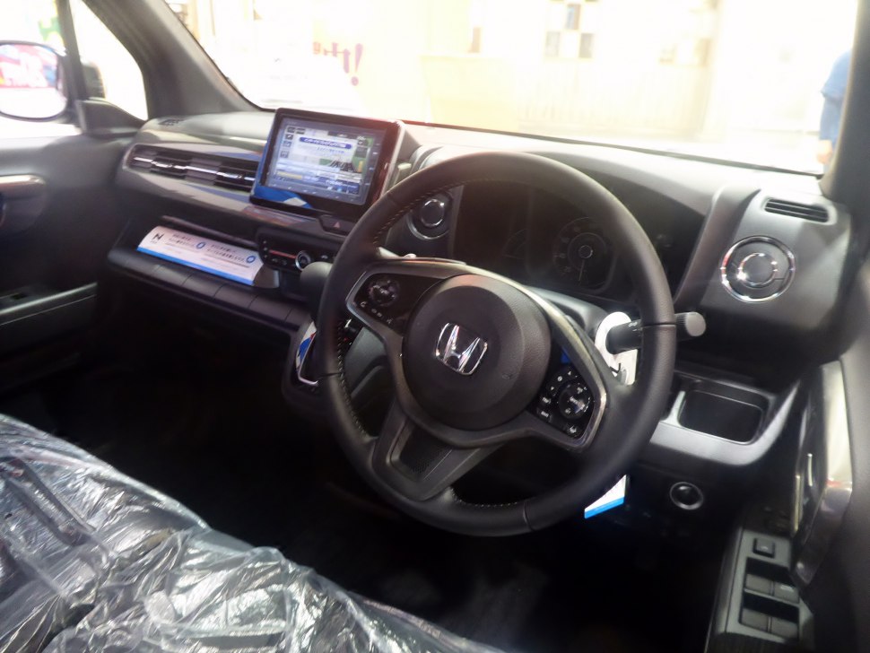 Interior with dashboard, touchscreen, multifunction steering wheel