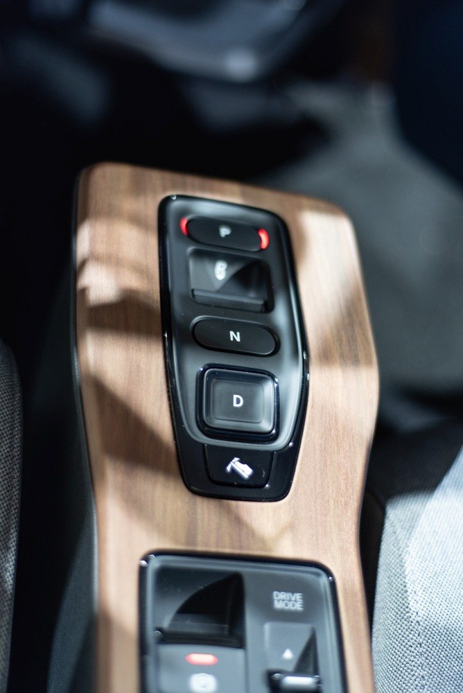 Electric gear selector buttons on wood trim console