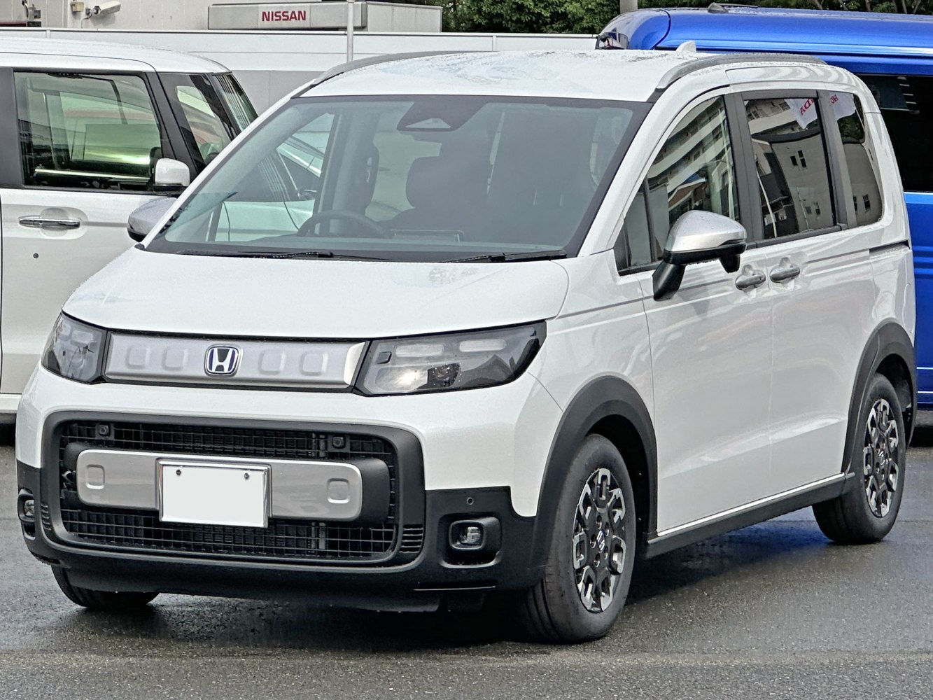 Compact MPV with unique front grille and LED headlights