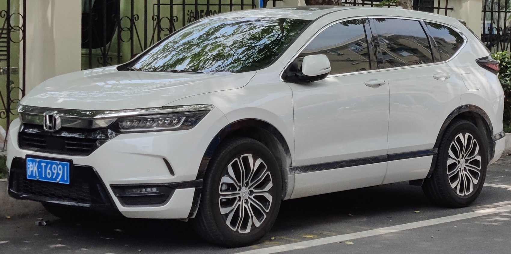 Front side view with LED headlights and alloy wheels