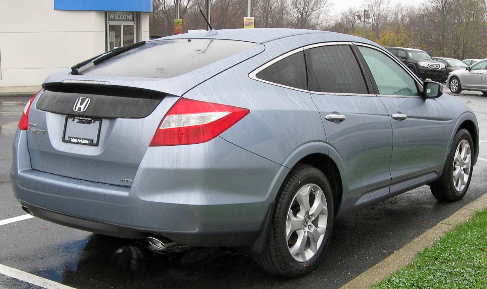 Rear side profile with sloping roofline and dual exhaust tips