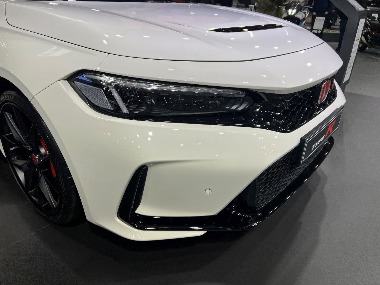 Aggressive front end with LED headlights and sporty grille