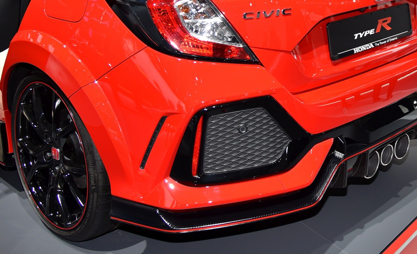 Rear bumper, quad exhausts, black alloy wheel, tail light