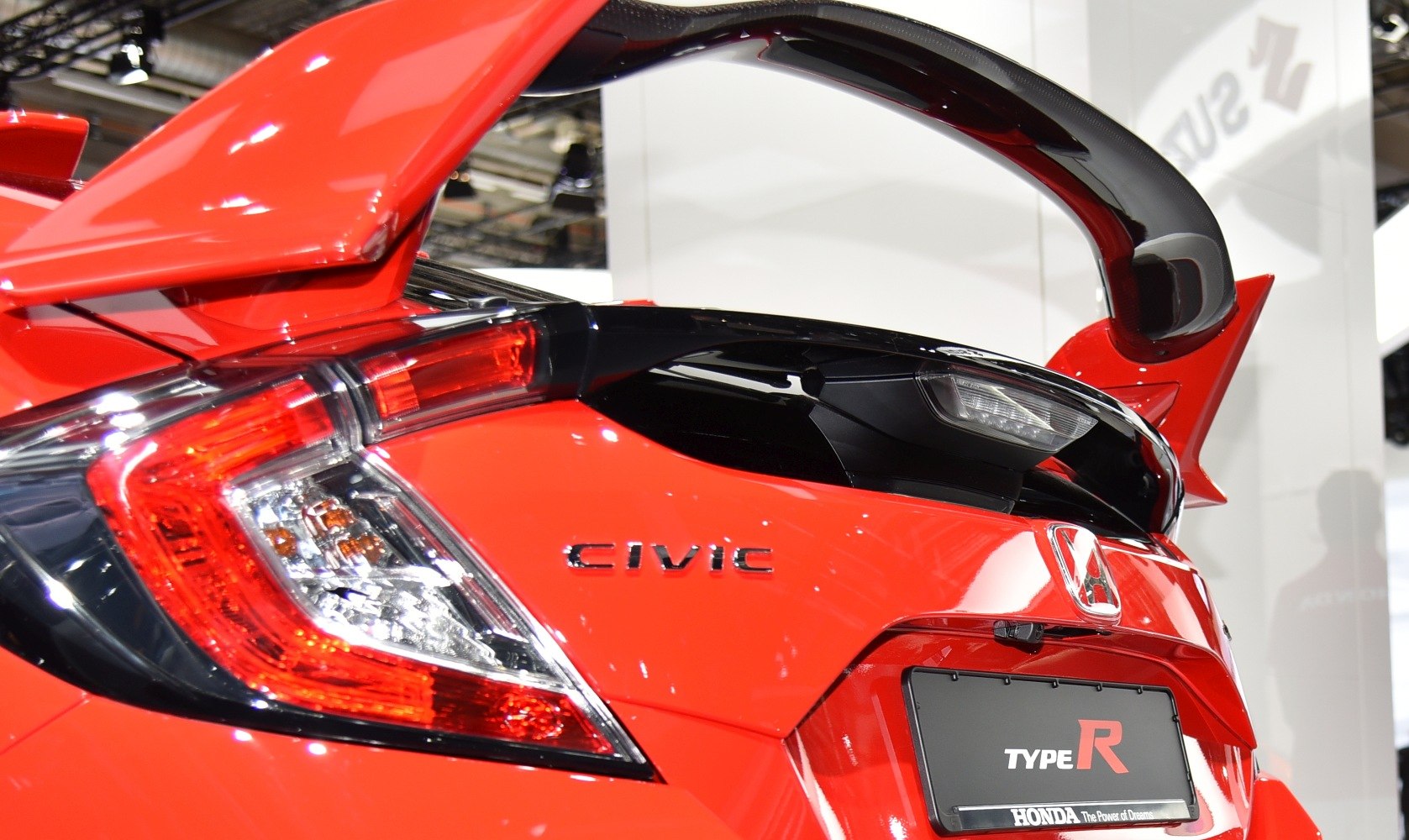 Aggressive rear with distinctive taillight and large spoiler