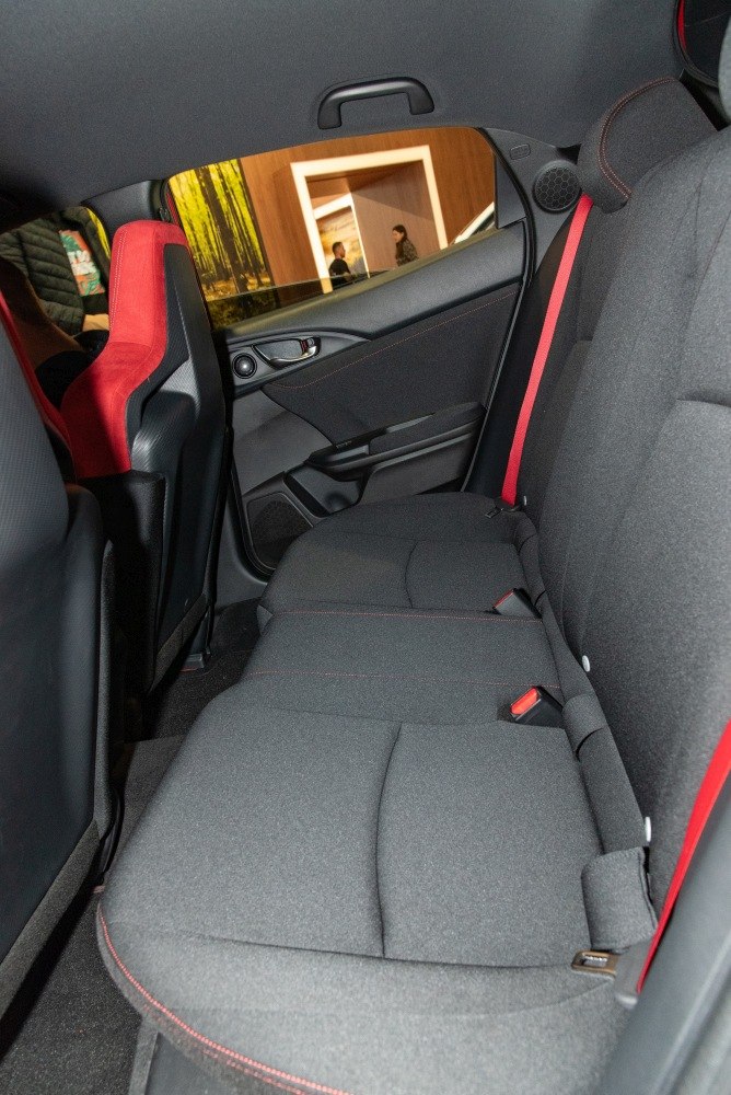 Rear seat interior with black fabric and red seat belts