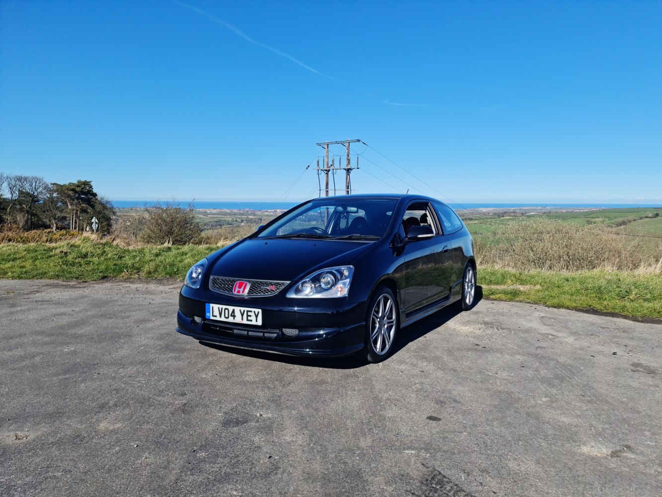 Front three-quarter view of a sporty performance hatchback with alloy wheels