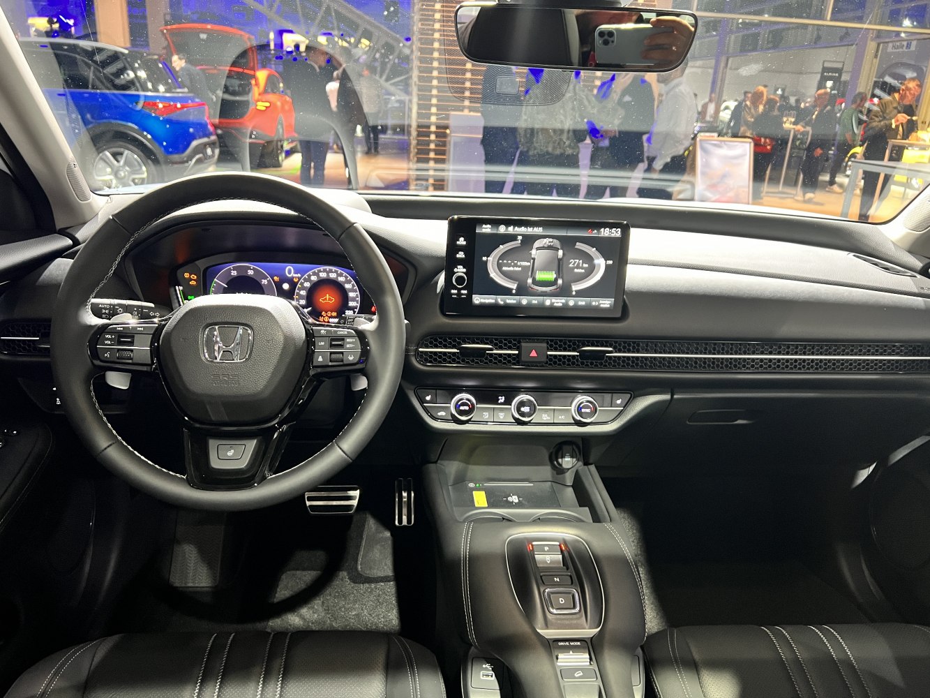 Digital instrument cluster, touchscreen display, center console, steering wheel with controls