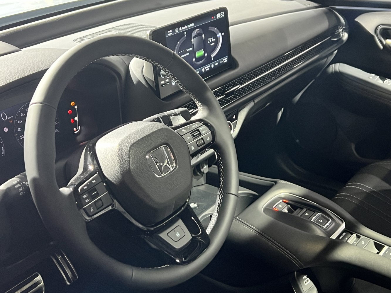 Digital dashboard, multifunction steering wheel, center console controls