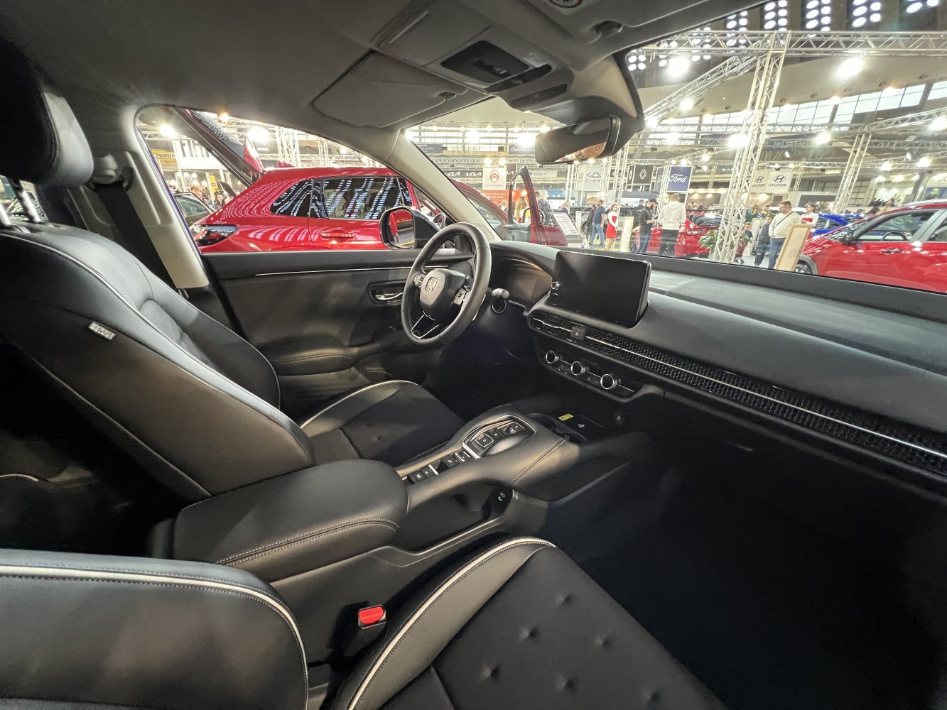 Modern digital dashboard and multifunction steering with premium black seating