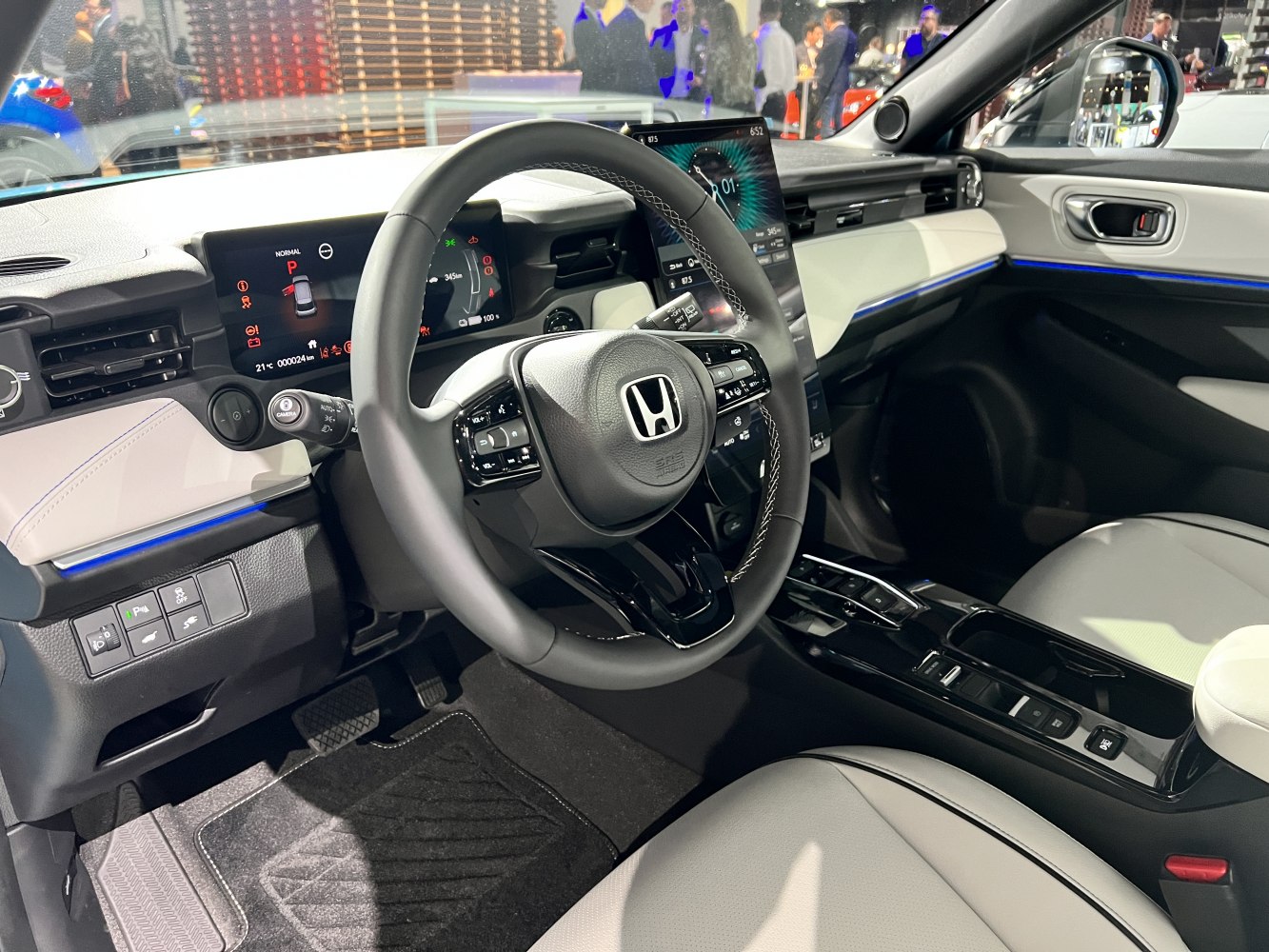 Modern digital dashboard and multifunction steering wheel.