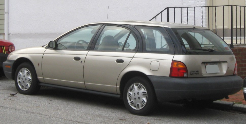 Rear side profile of a station wagon with two-tone bumper