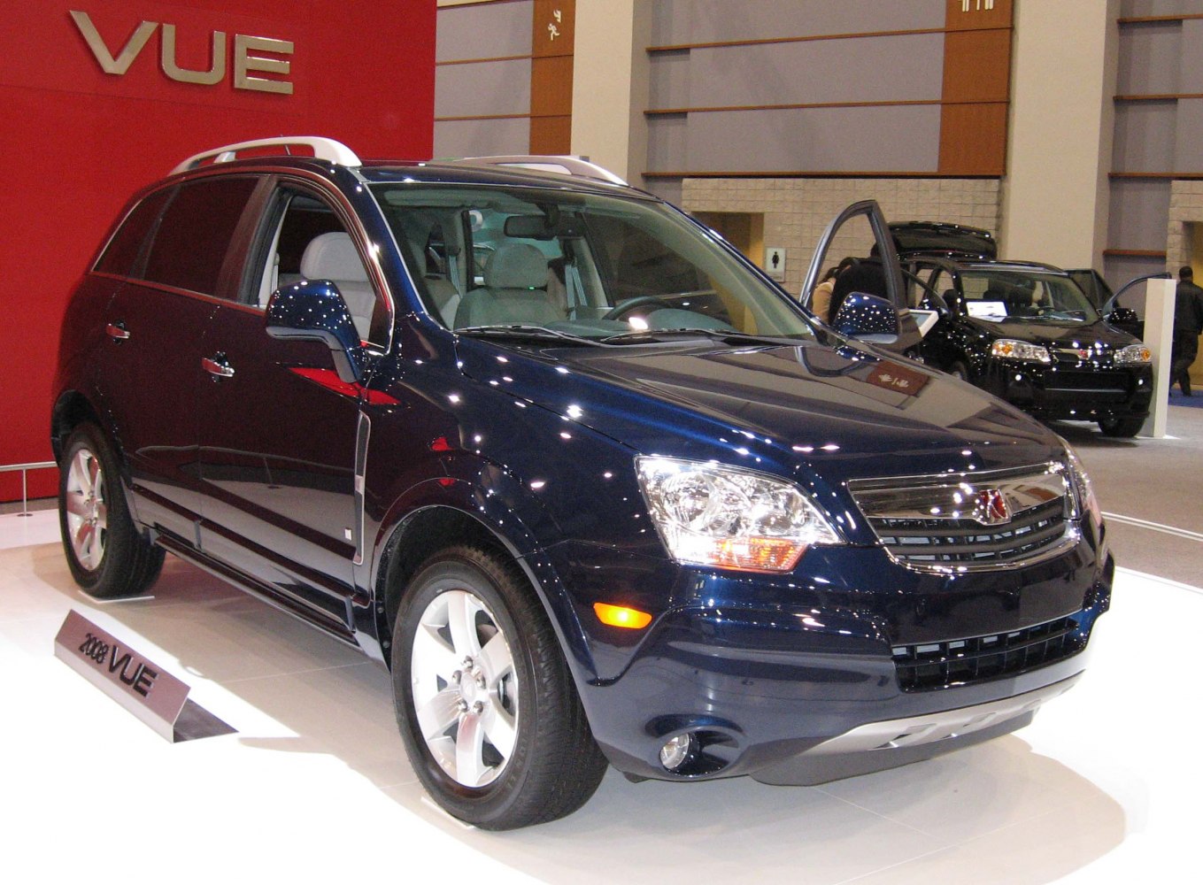 Front three-quarter view of SUV with alloy wheels and roof rails