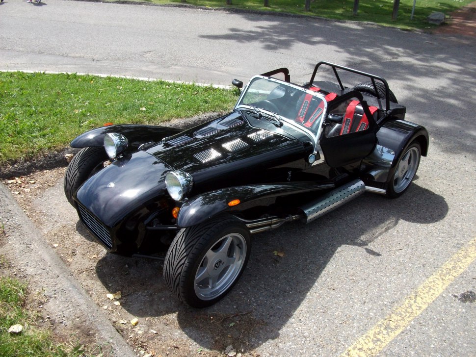 Side exhaust and roll cage on an open cockpit roadster