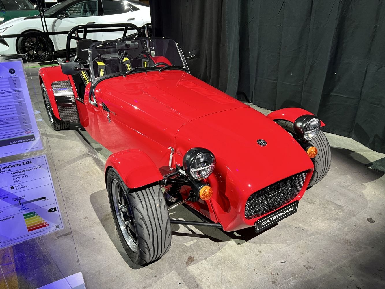 Lightweight open-top sports roadster with exposed front wheels and round headlights
