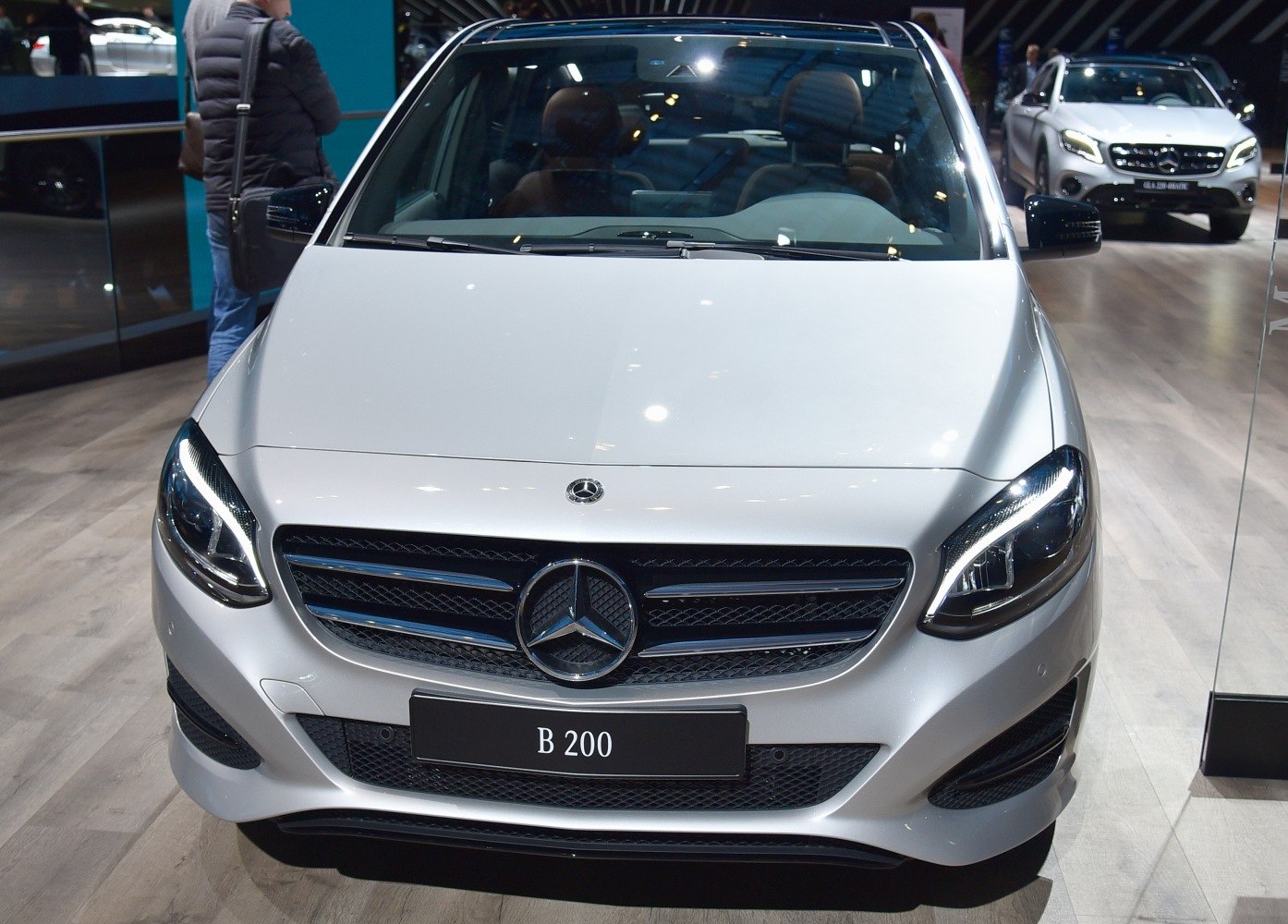 Front view with grille and headlights, B 200 badge