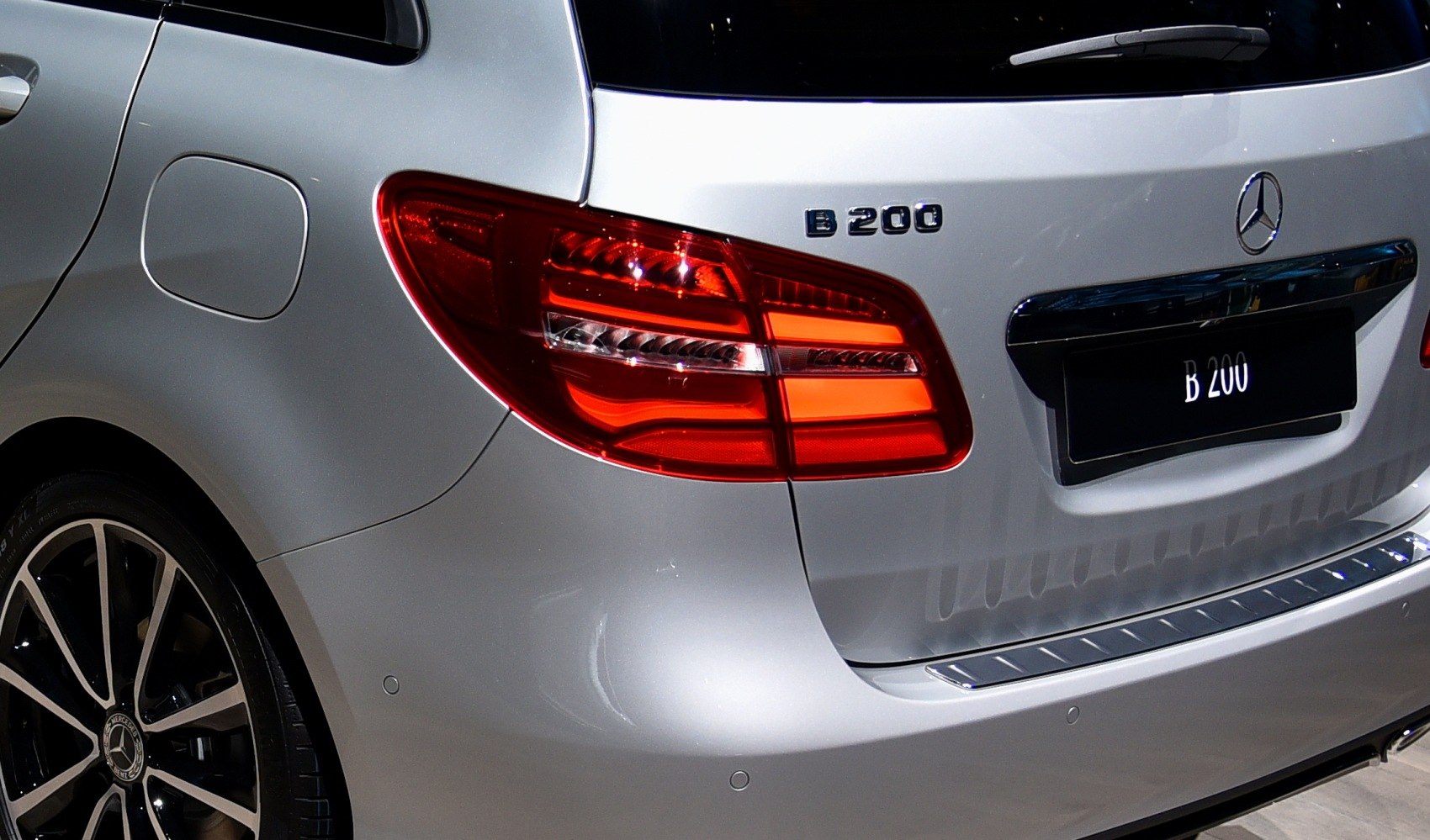 Rear section with LED tail light and B200 badge
