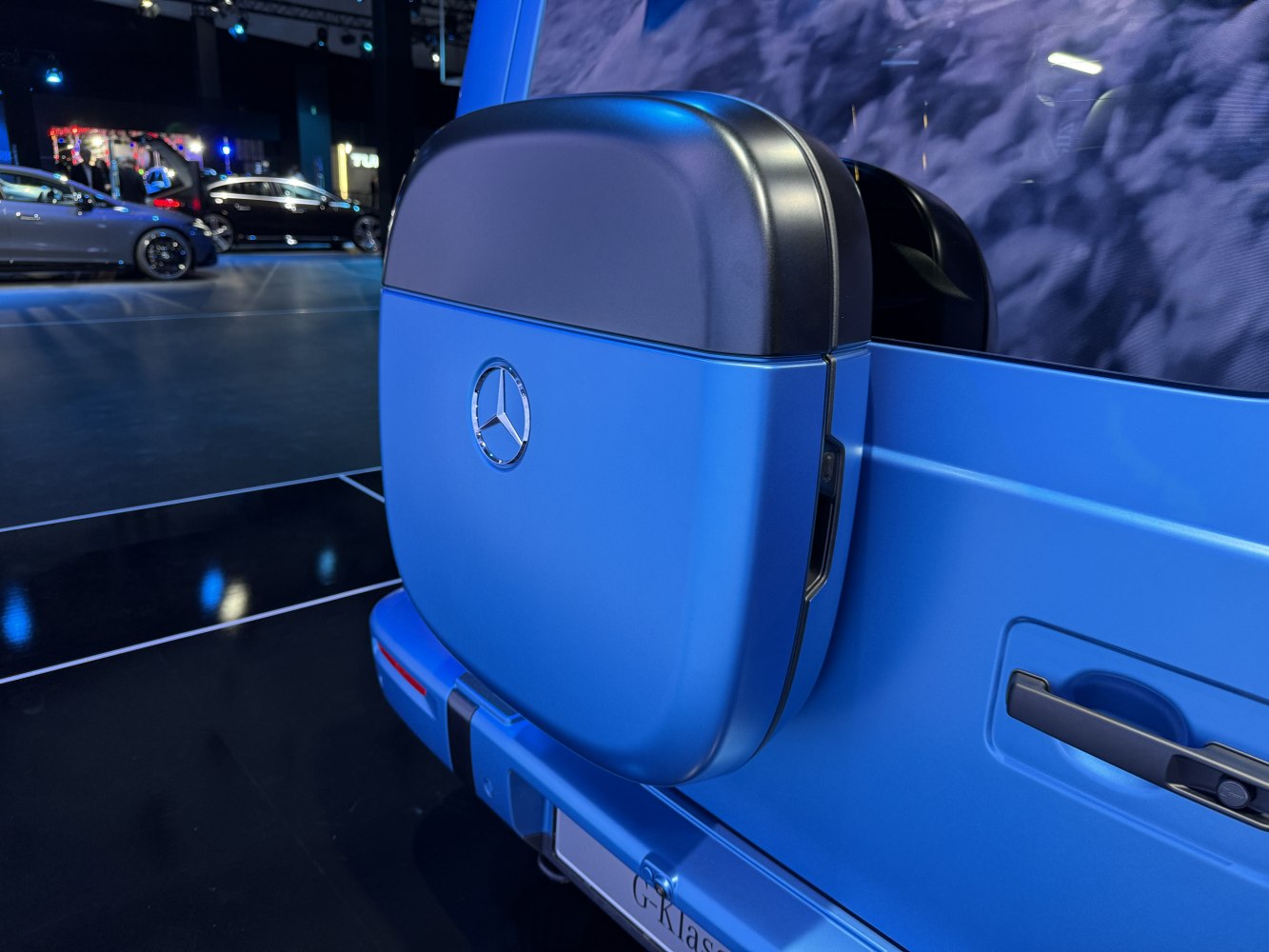 Spare wheel cover and rear door handle in matte blue on SUV