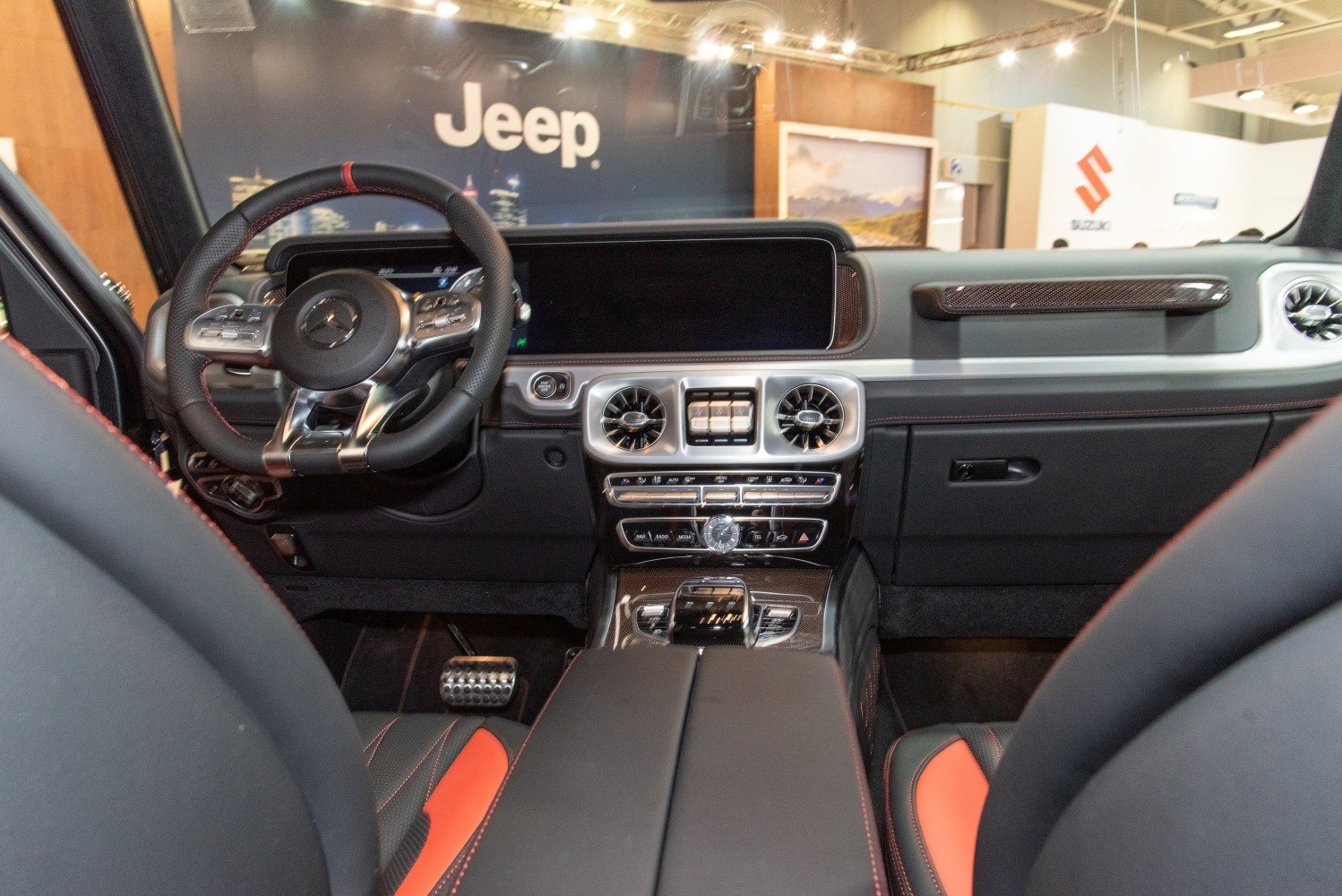 Digital dashboard, multifunction steering wheel, premium SUV interior