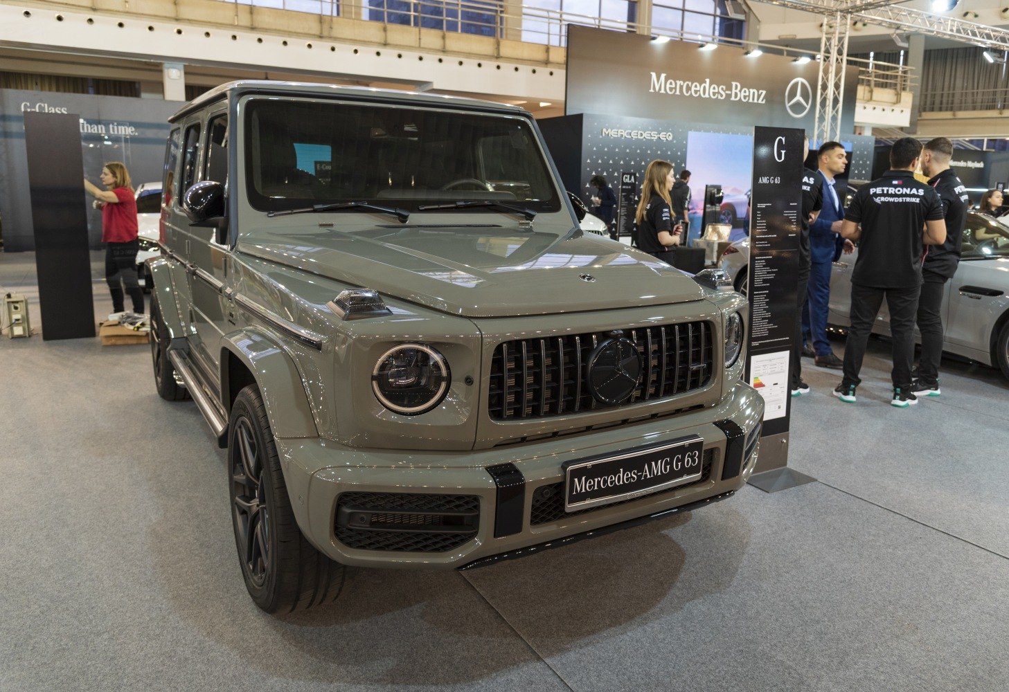 Front grille and round headlight of luxury SUV