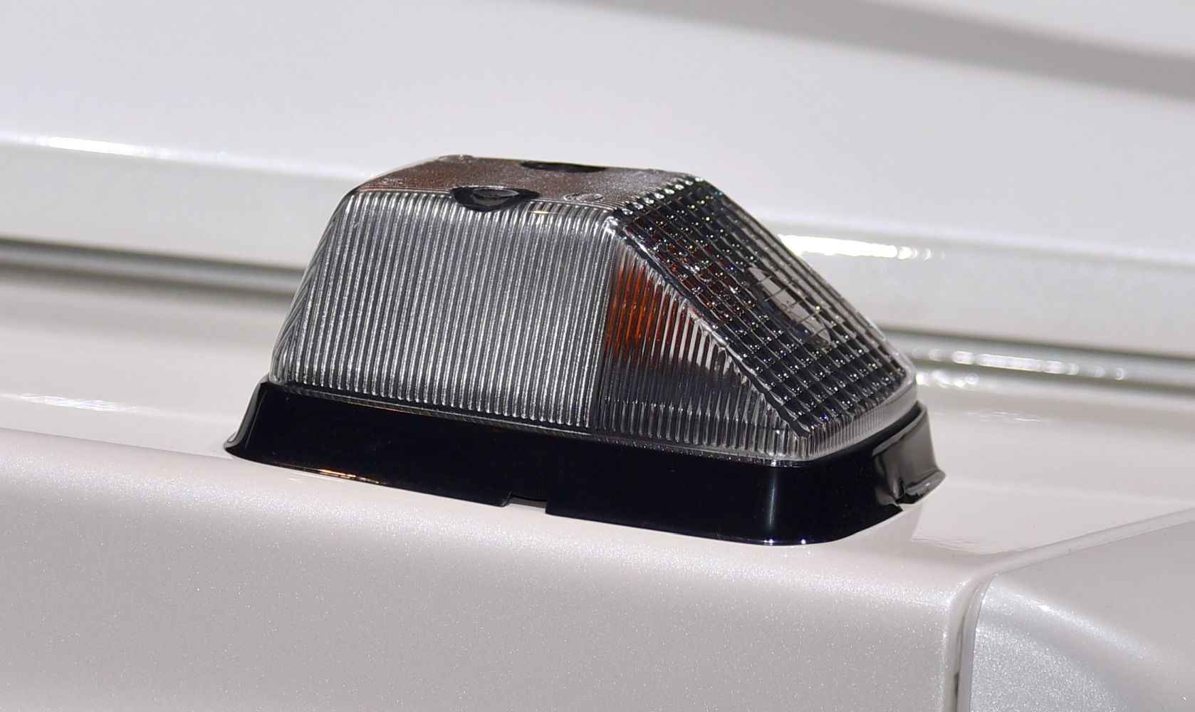 Side turn signal indicator light on vehicle body
