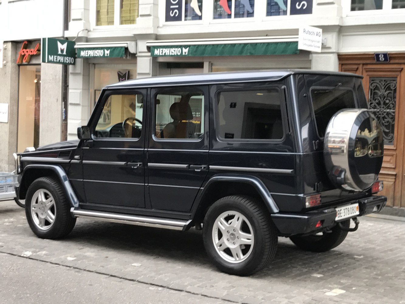 Long SUV with rear spare wheel cover and boxy design