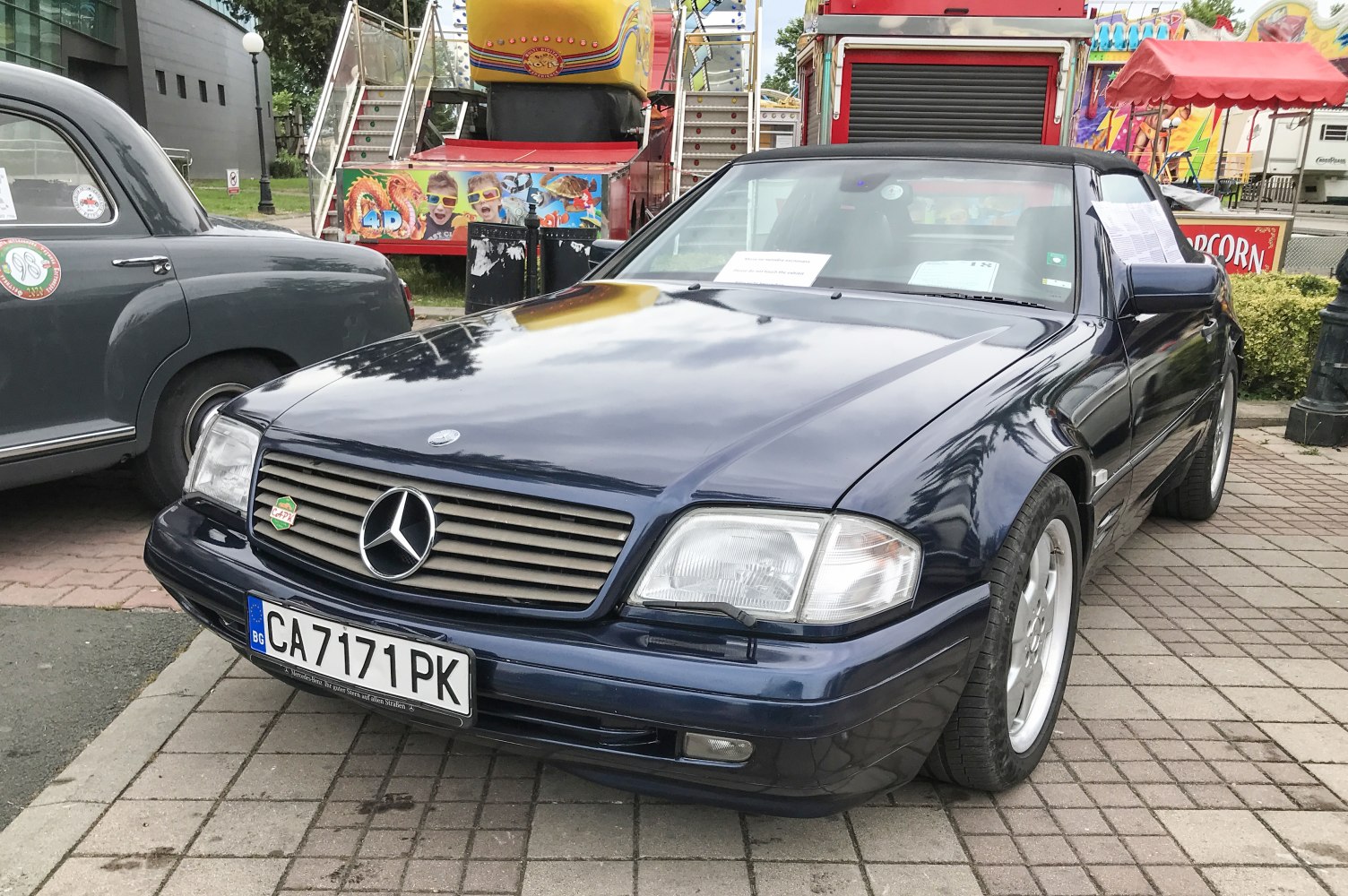 Front grille and rectangular headlights of a 1998 SL R129 facelift